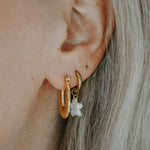 Flower Shell In White Classic Earrings